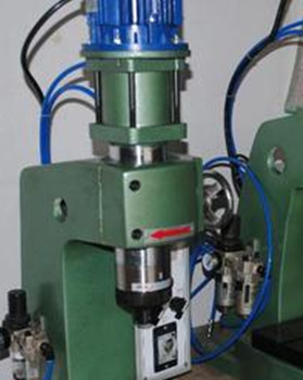 為什么氣壓鉚接機使用中鉚釘會發(fā)燙？