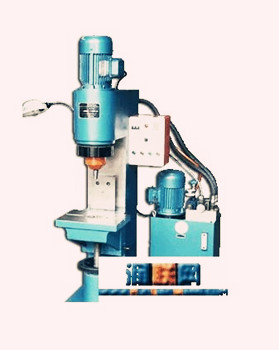 徑向鉚接機(jī)應(yīng)該如何操作？