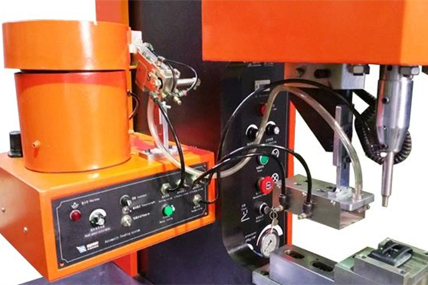 自動(dòng)送料鉚接機(jī)不僅安裝方便且提高生產(chǎn)效率！