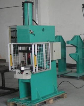 汽車行業(yè)如何運用鉚接機提高組件質量和生產(chǎn)效率？